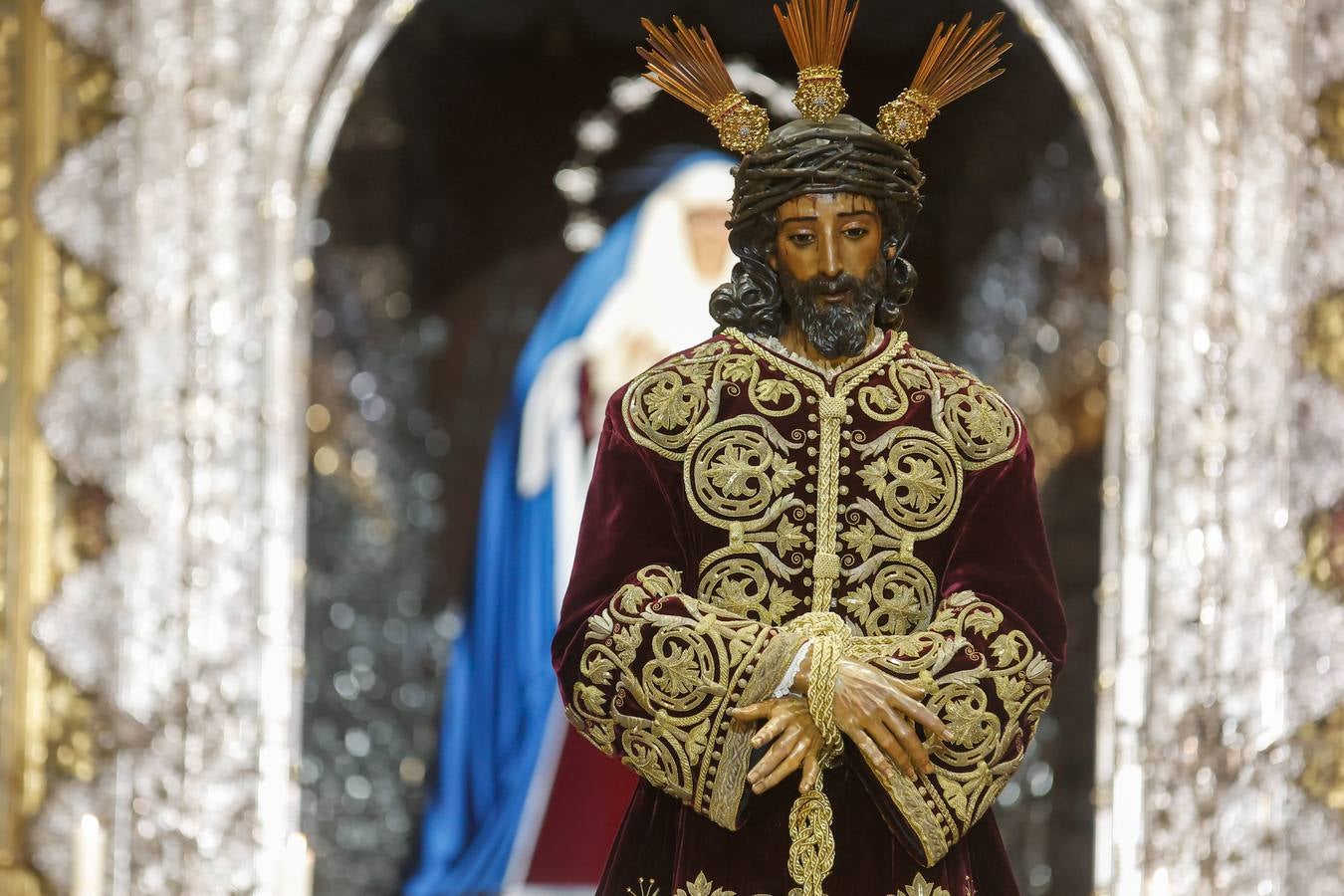 Vía crucis del Señor de la Sentencia en el interior de la basílica de la Macarena