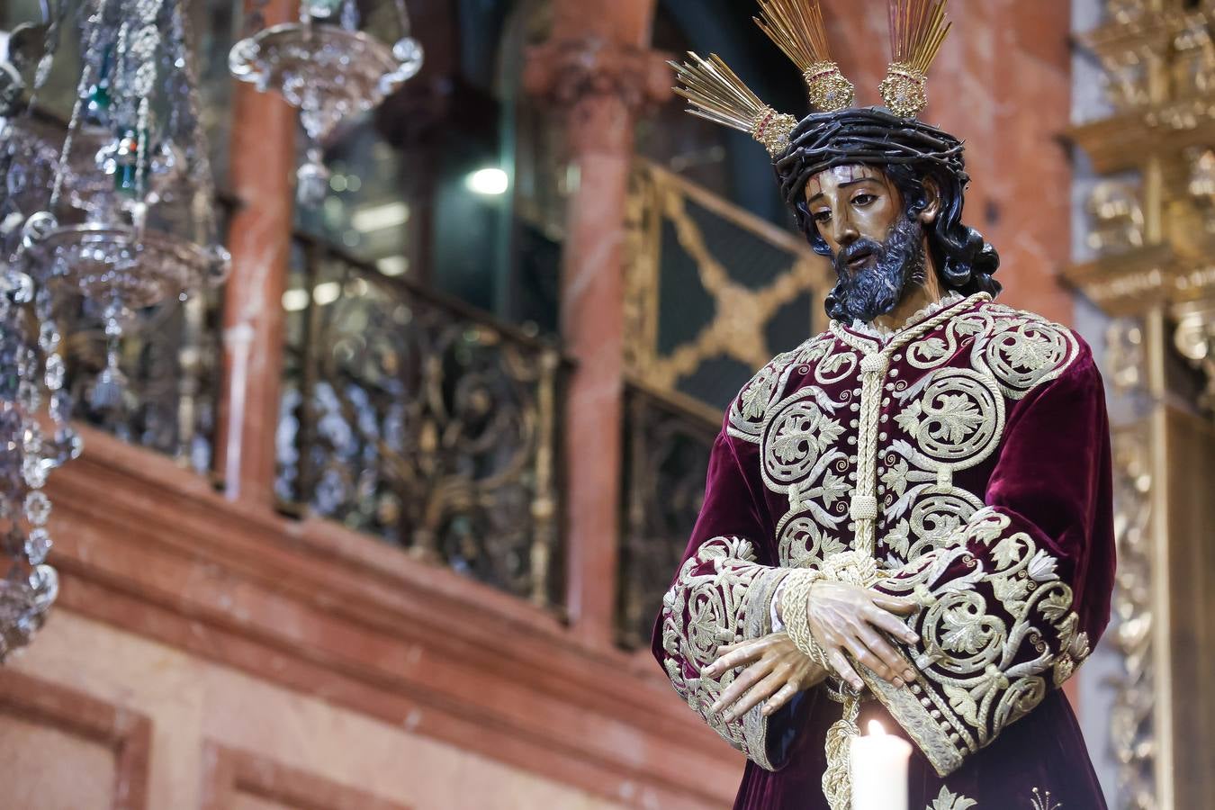 Vía crucis del Señor de la Sentencia en el interior de la basílica de la Macarena