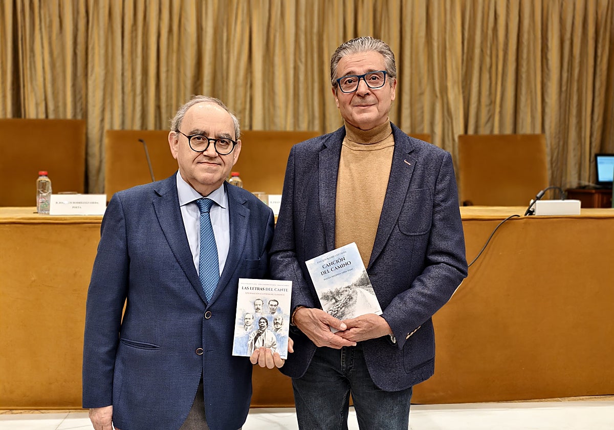 El notario Francisco Aranguren y José Luis Rodríguez Ojeda en la presentación de 'Canción del camino'