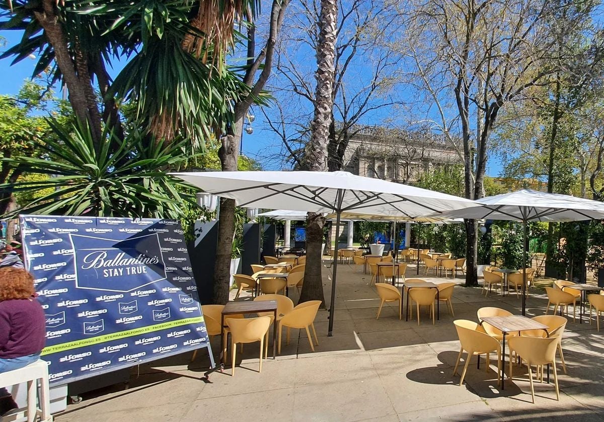 Interior de la Terraza Alfonso, con el Museo Arqueológico detrás