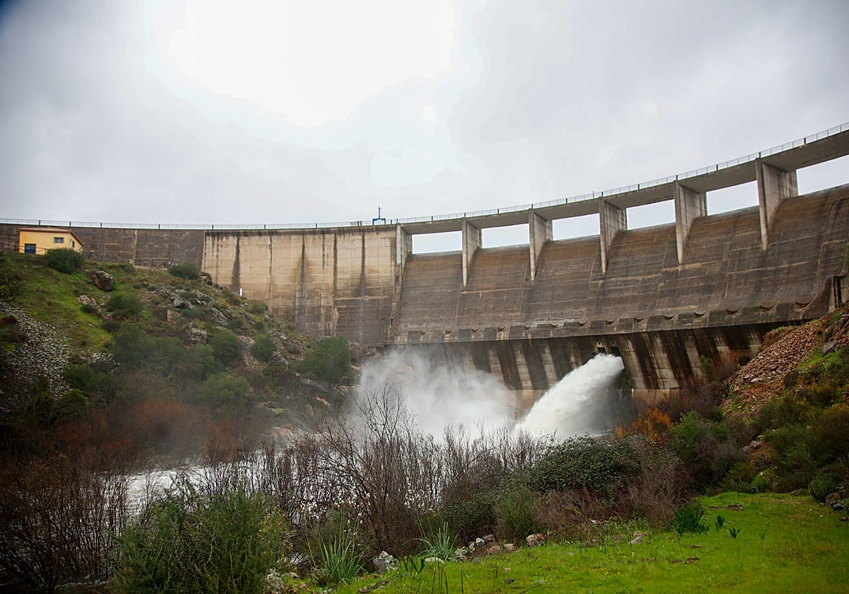El embalse del Pintado estaba desembalsando agua este domingo