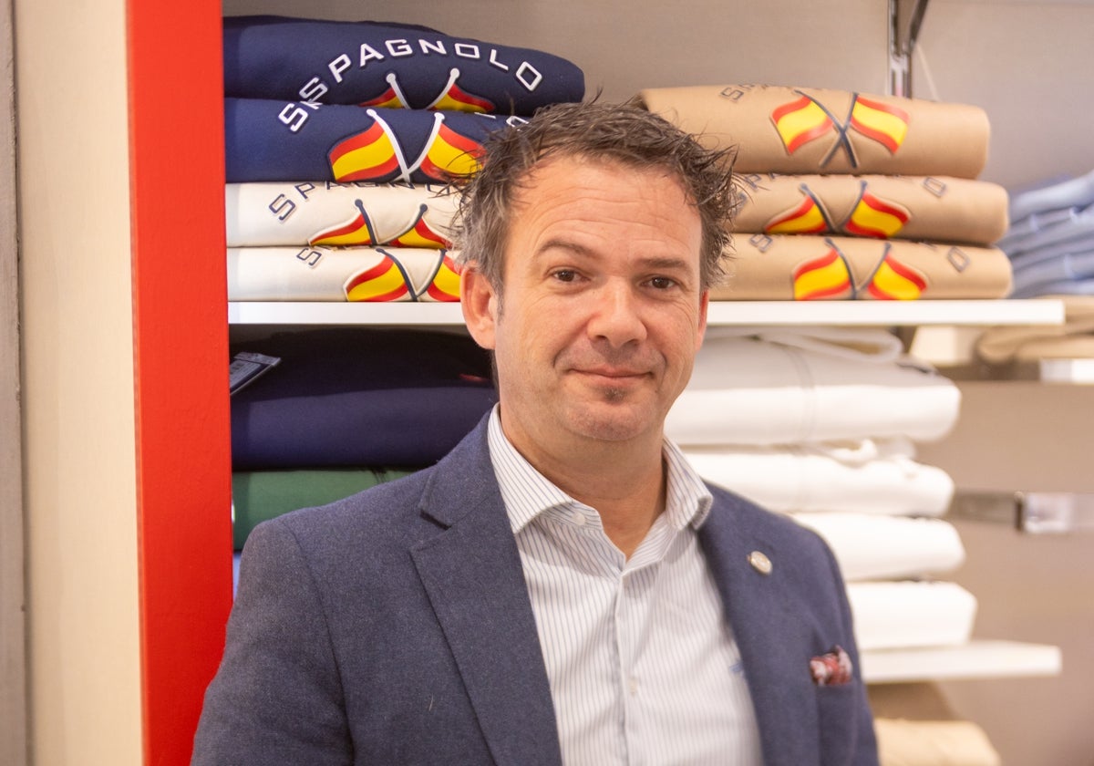 Israel Lamparero, CEO de Spagnolo, posa en una de las tiendas de esta firma textil