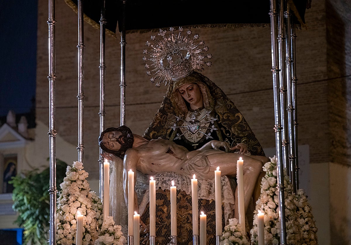 El traslado de la Virgen de los Dolores de los Servitas, en imágenes