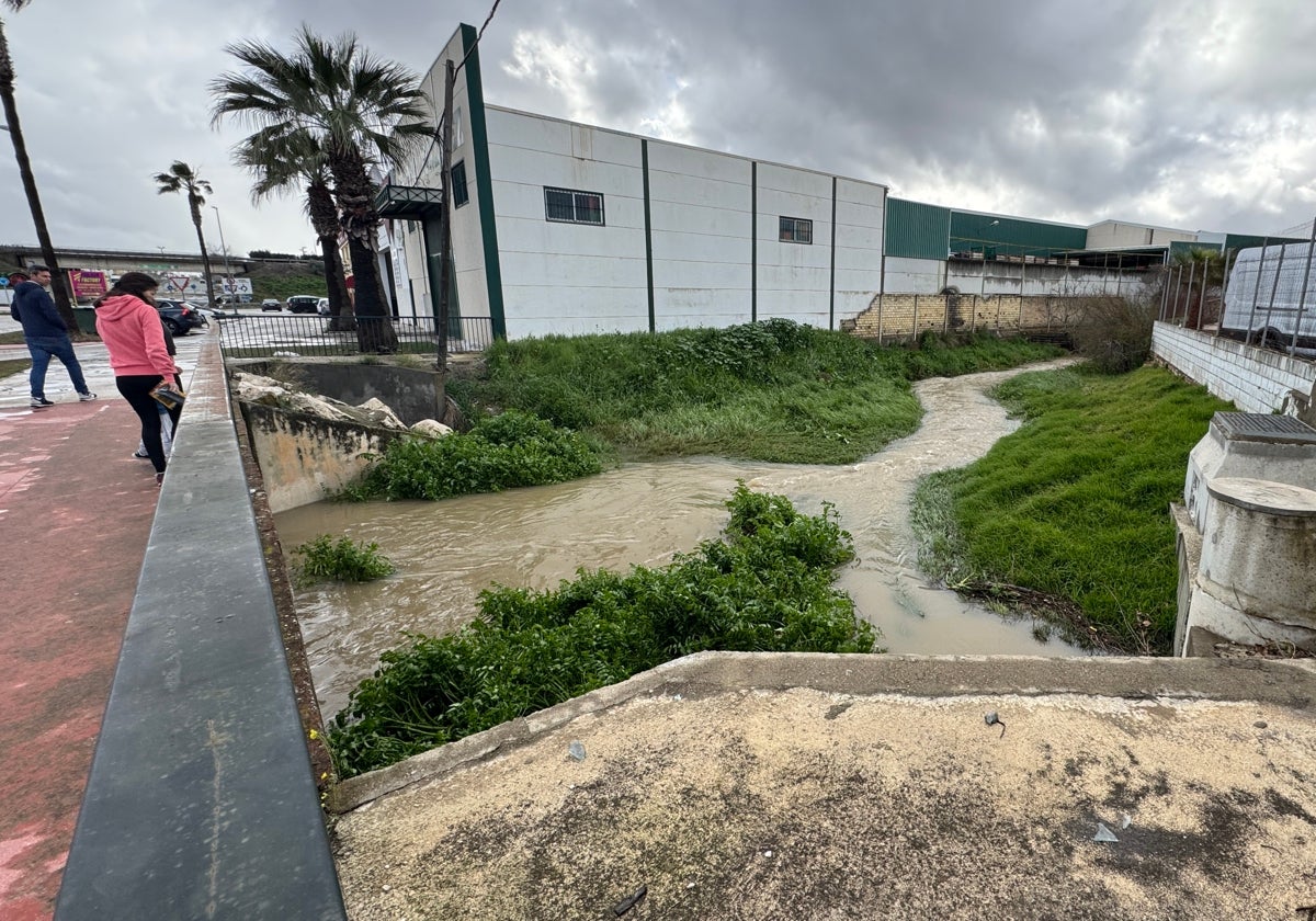 El arroyo del Saladillo a su paso por Arahal antes de desembocar en el río Guadaíra