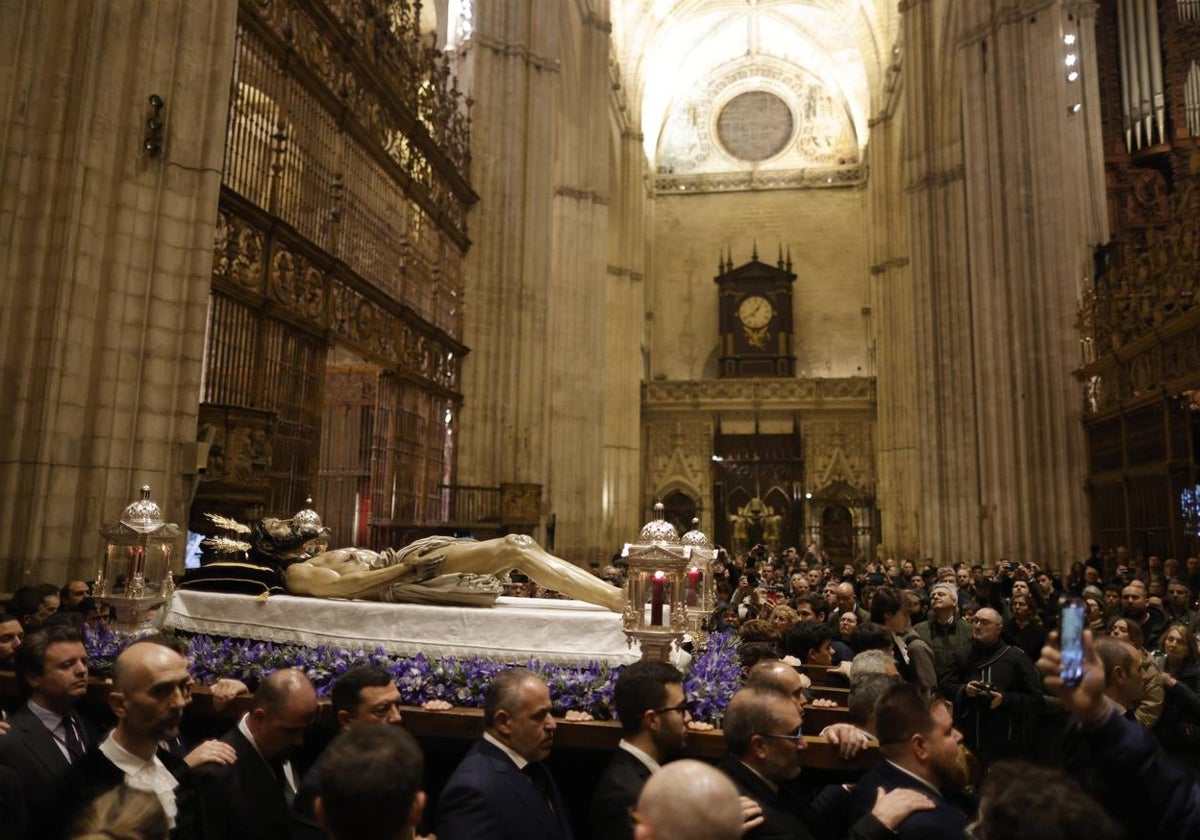 El Cristo Yacente, durante el vía crucis en la Catedral de Sevilla