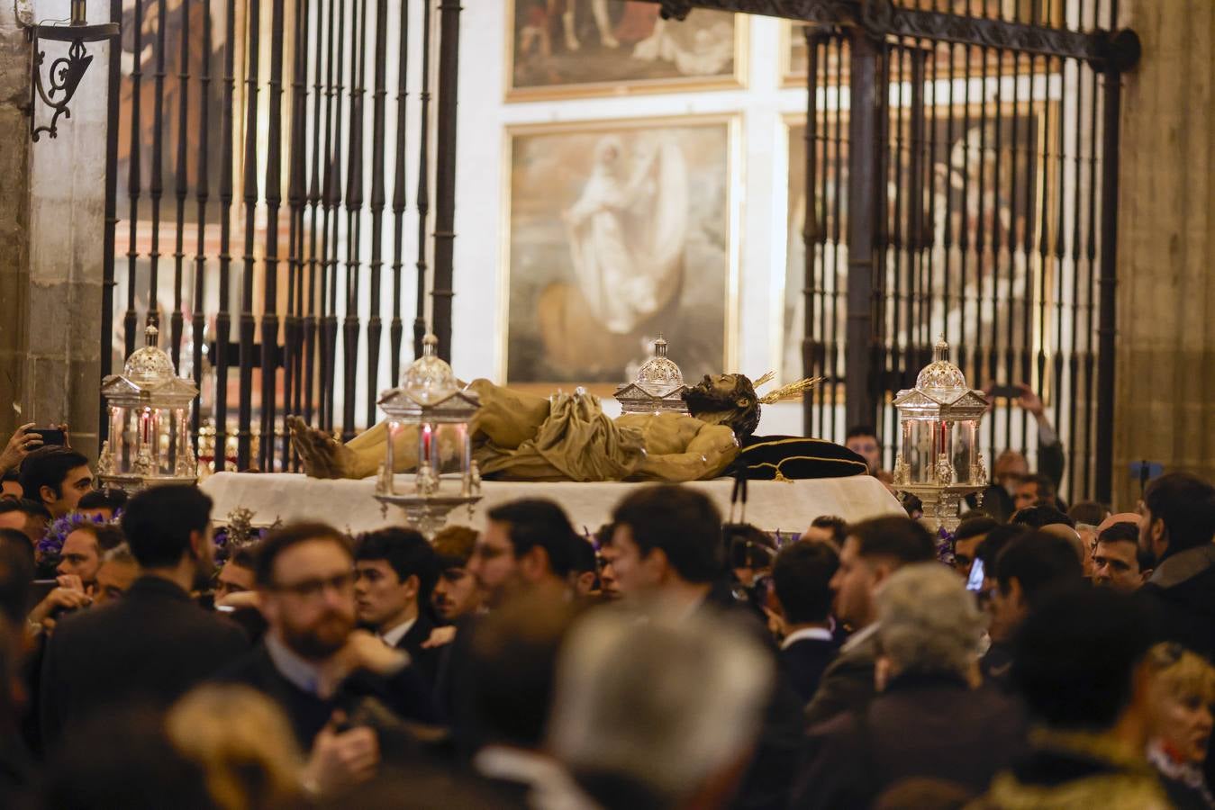 El Cristo Yacente, durante el vía crucis por la Catedral de Sevilla