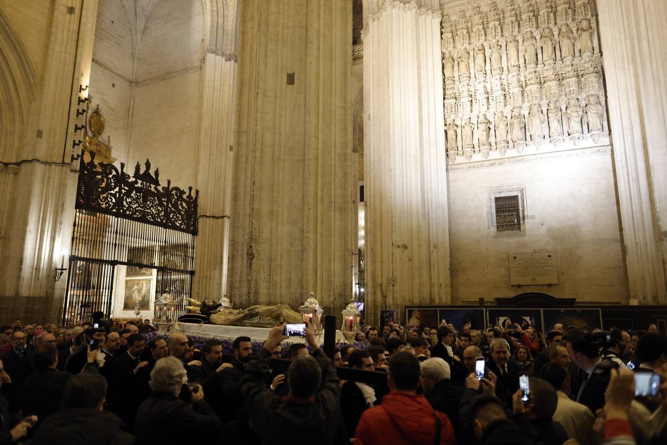 El Cristo Yacente, durante el vía crucis por la Catedral de Sevilla
