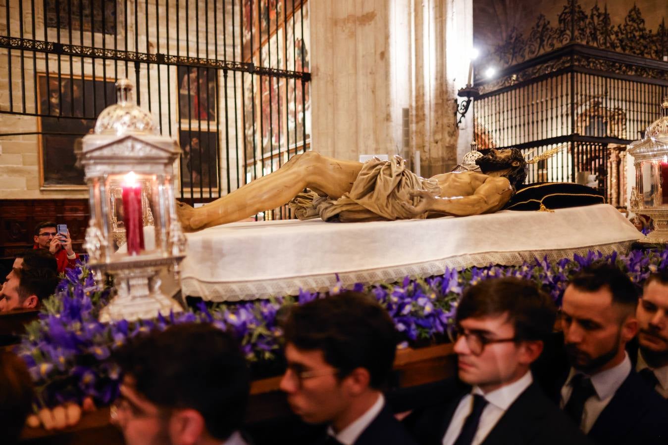 El Cristo Yacente, durante el vía crucis por la Catedral de Sevilla