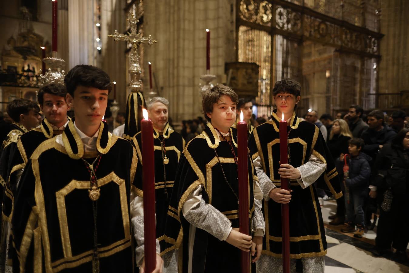 El Cristo Yacente, durante el vía crucis por la Catedral de Sevilla