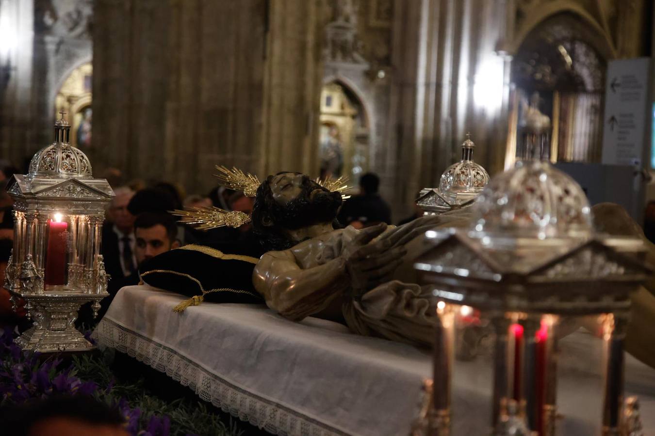 El Cristo Yacente, durante el vía crucis por la Catedral de Sevilla