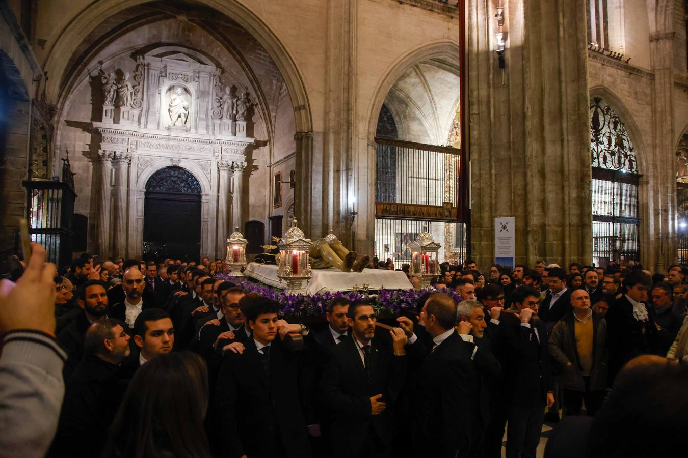 El Cristo Yacente, durante el vía crucis por la Catedral de Sevilla