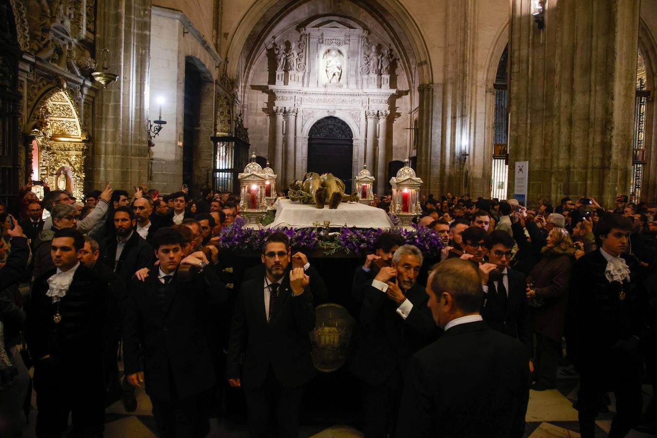 El Cristo Yacente, durante el vía crucis por la Catedral de Sevilla