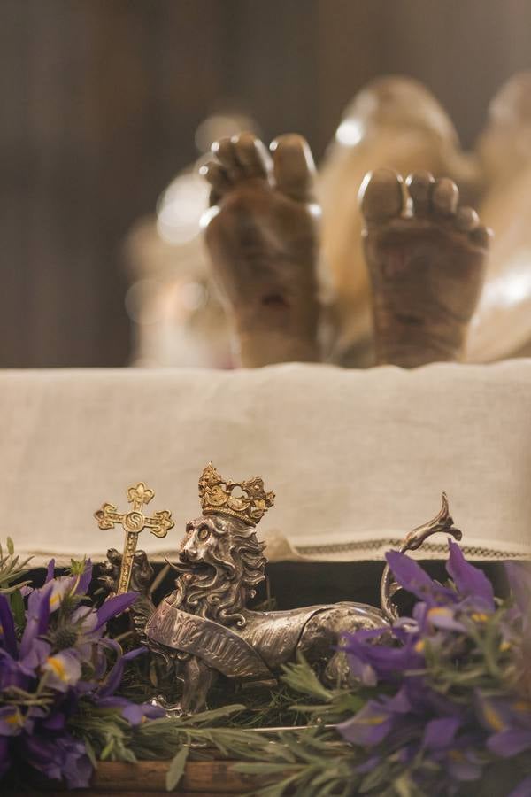 El Cristo Yacente, durante el vía crucis por la Catedral de Sevilla