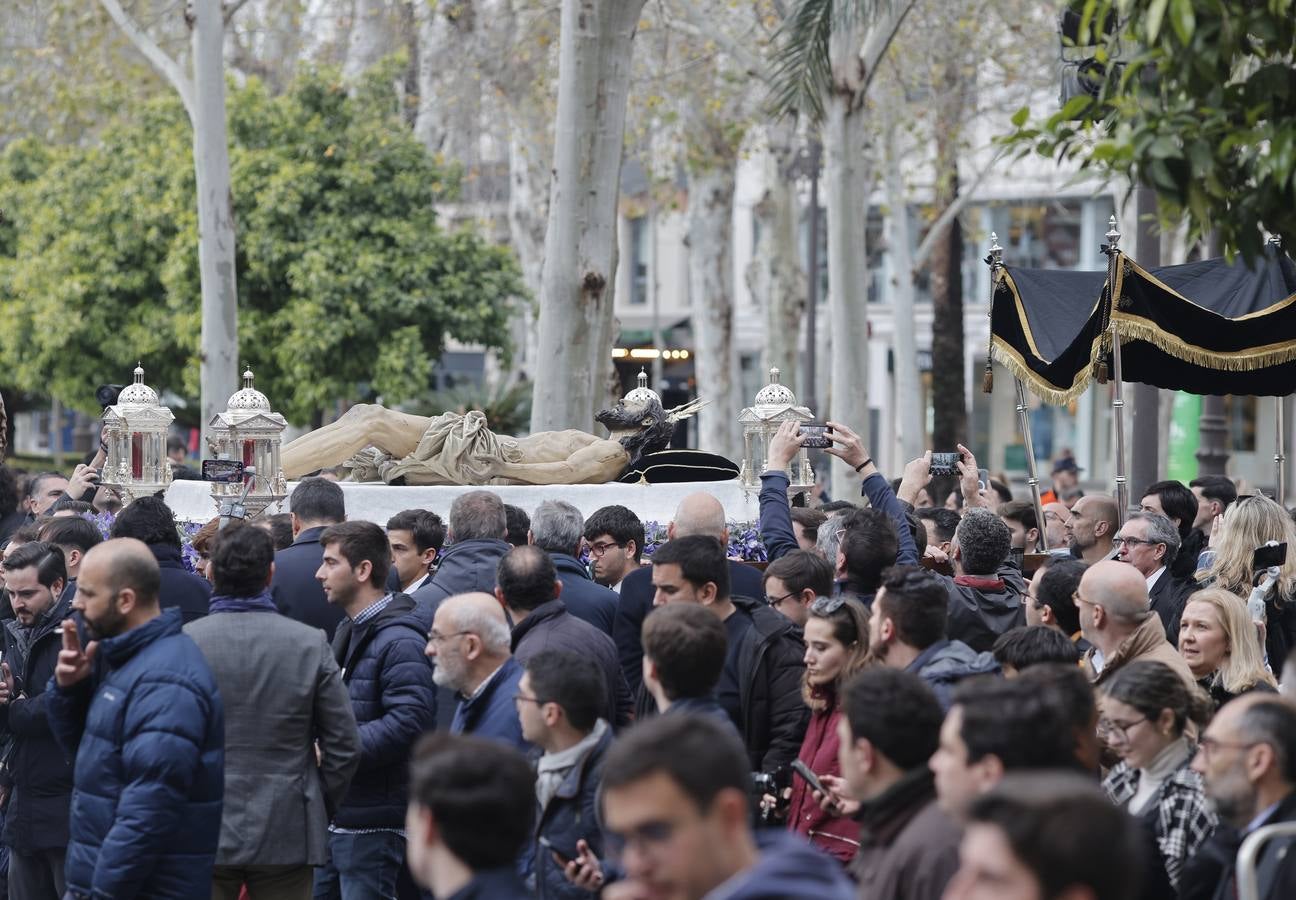 El Cristo Yacente desafió a la lluvia en su traslado a la Catedral