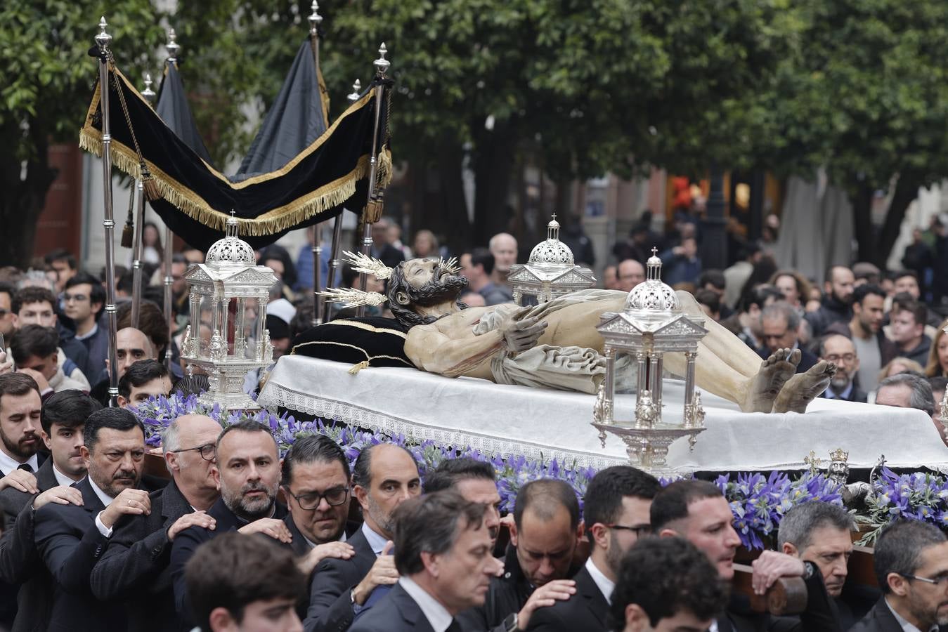 El Cristo Yacente desafió a la lluvia en su traslado a la Catedral
