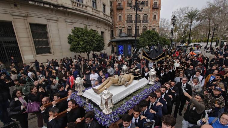 El Santo Entierro juega con la lluvia sin mojarse