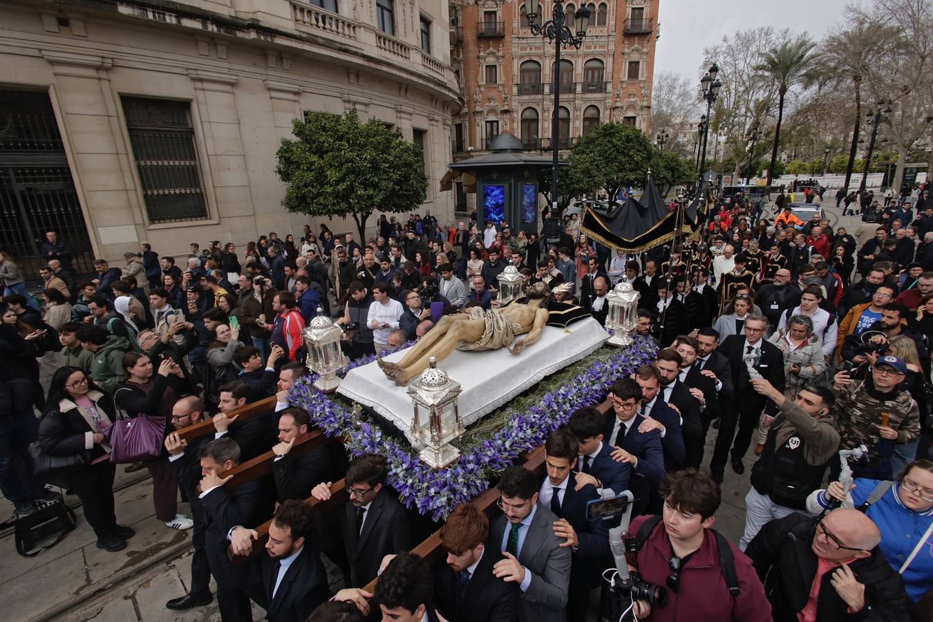 El Cristo Yacente desafió a la lluvia en su traslado a la Catedral