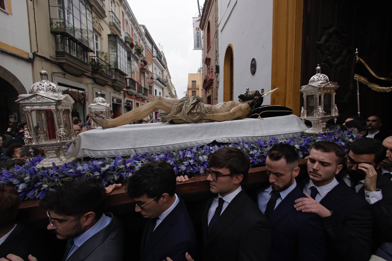 El Cristo Yacente desafió a la lluvia en su traslado a la Catedral