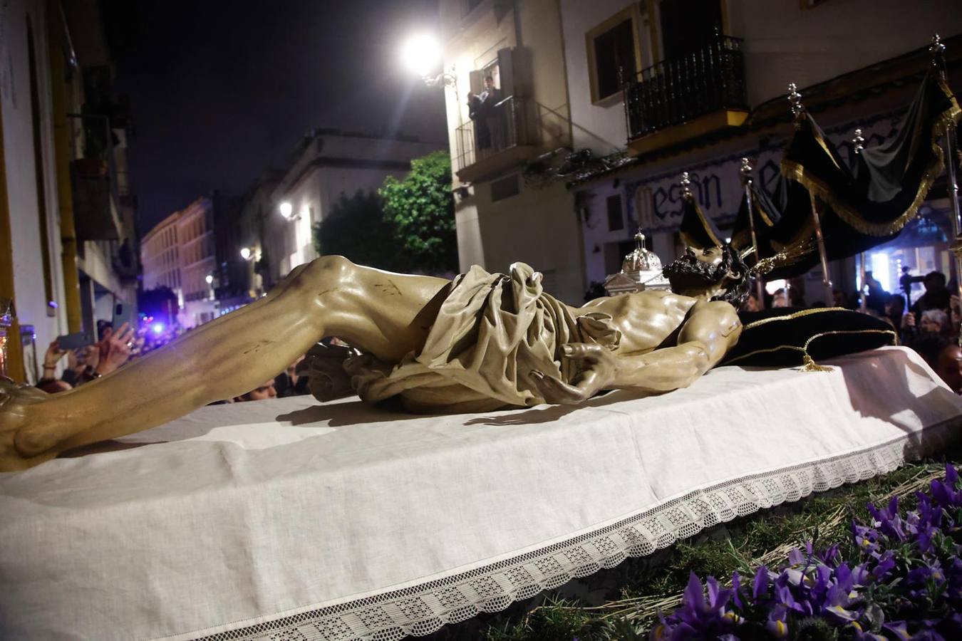 El Cristo Yacente, durante el camino de regreso a su capilla 