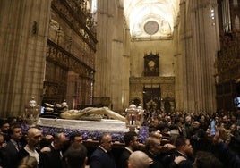 Así te hemos contado el vía crucis de las Hermandades de Sevilla con el Cristo Yacente del Santo Entierro en directo