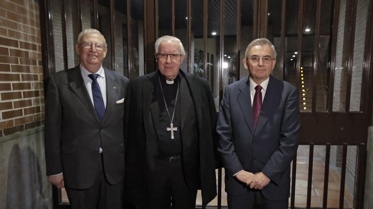 El pregonero, junto al arzobispo de Sevilla y el presidente del Consejo de Cofradías