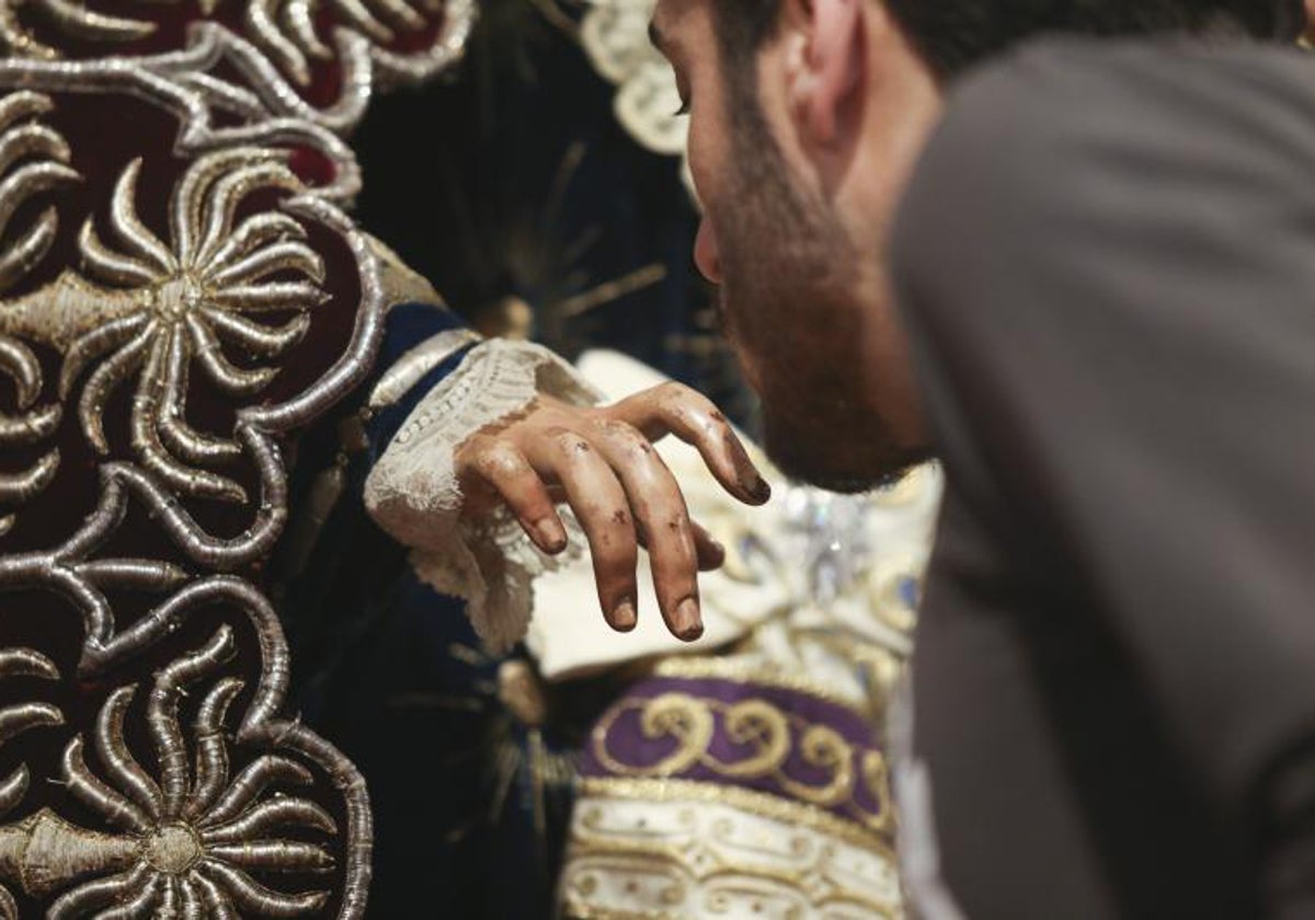 Un devoto besa la mano de la Virgen del Valle, a cuya hermandad perteneció el poeta sevillano Rafael Montesinos