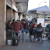 Veladores de uno de los bares de la avenida de Reina Mercedes