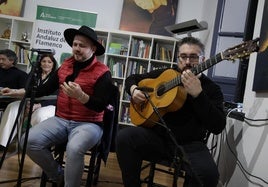 En vídeo: Así ha cantado El Perrete unas malagueñas de Juan Valderrama en la presentación de su libro