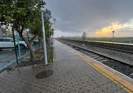 Adif corta el tramo de vía donde se produjo el descarrilamiento del tren de Arahal