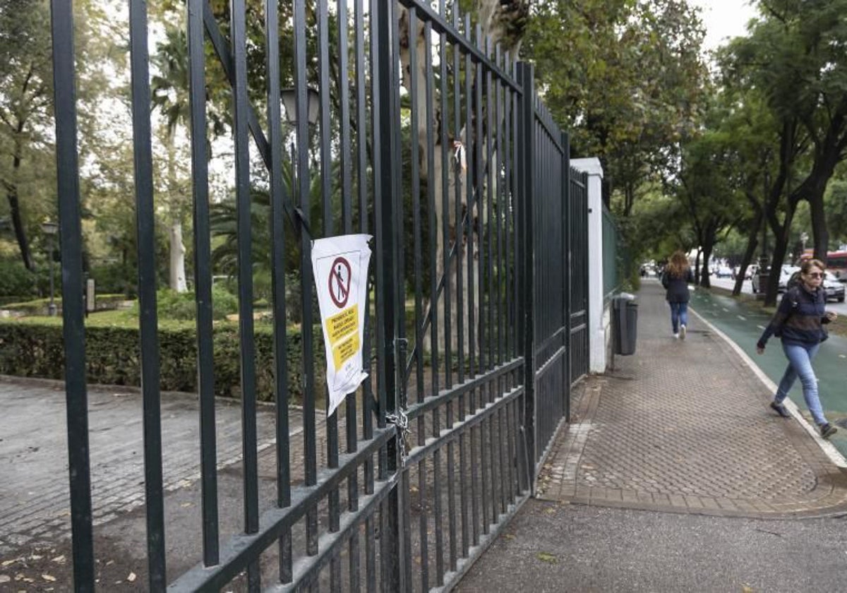 El parque de María Luisa cerrado por el temporal