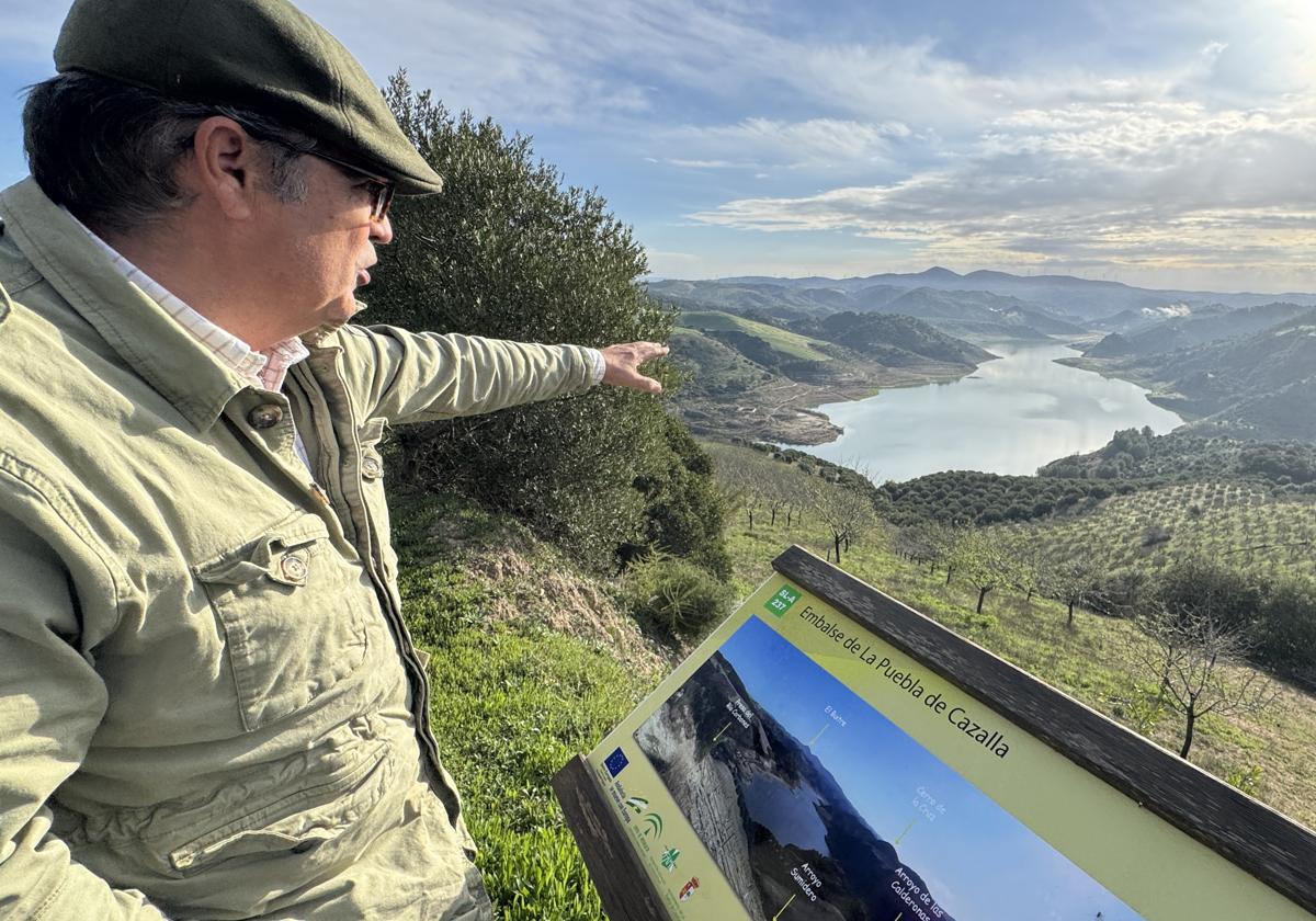José María Ramos, ganadero en la zona, indica el nivel del agua del embalse de La Puebla de Cazalla
