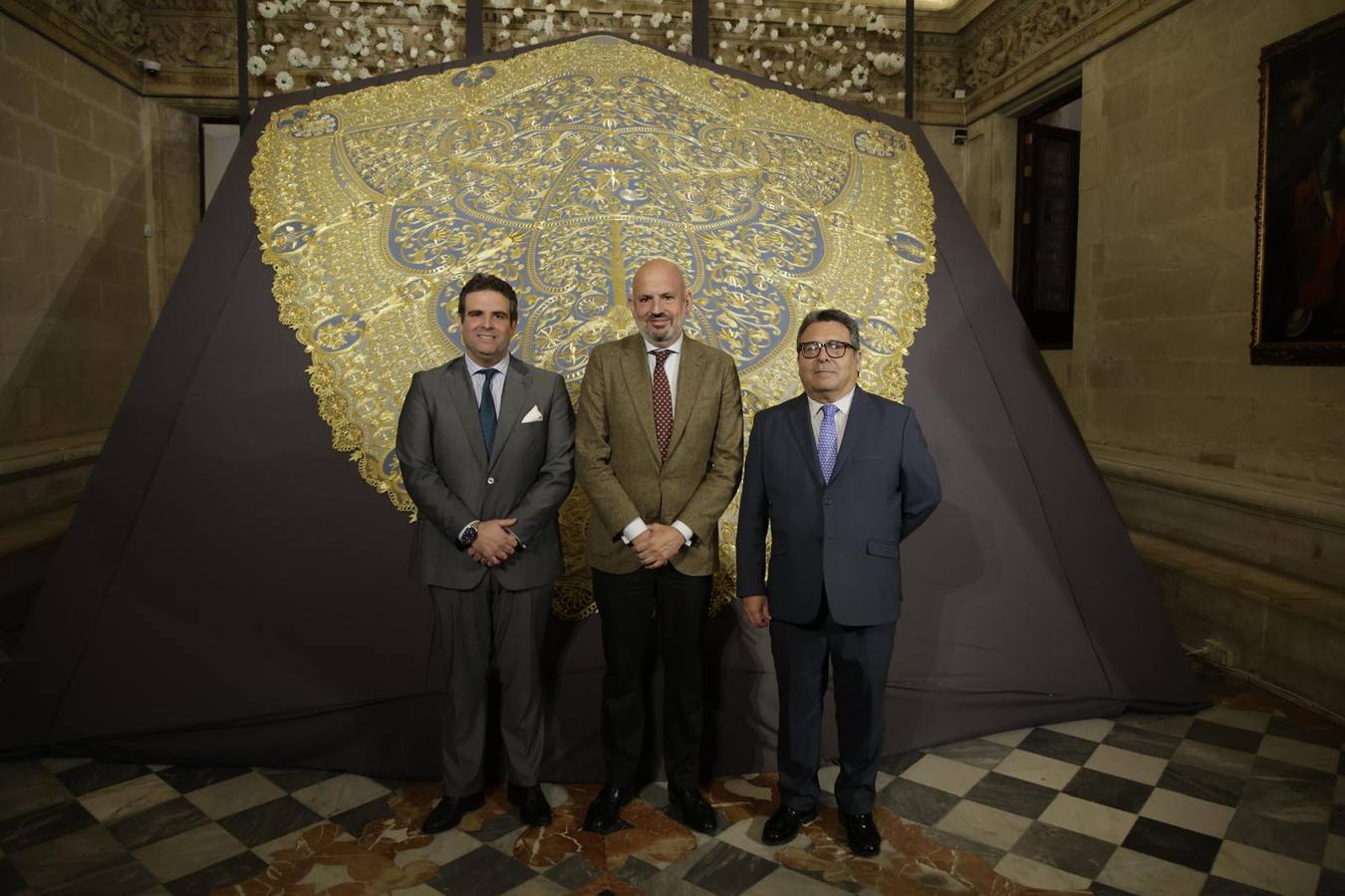El manto puede verse en el Ayuntamiento de Sevilla hasta el día 22 de marzo