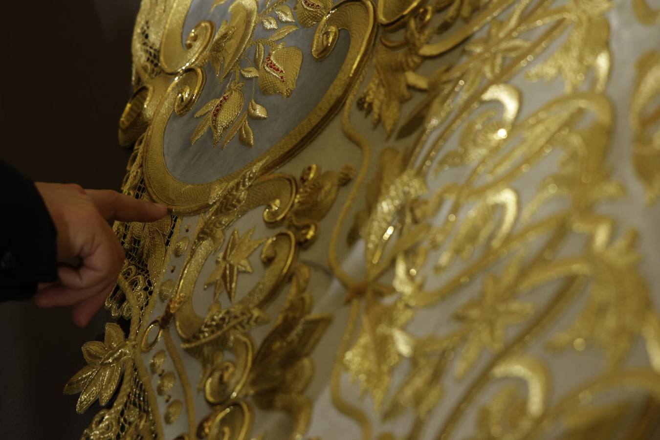 El manto puede verse en el Ayuntamiento de Sevilla hasta el día 22 de marzo
