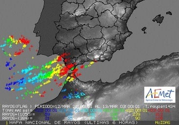 Un ensordecedor trueno despierta a los vecinos de Sevilla en la madrugada de este jueves