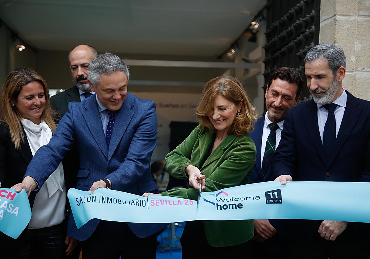 La secretaria general de Vivienda de la Junta de Andalucía, Alicia Martínez, corta la cinta de Welcome Home