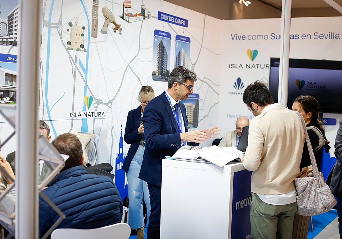 Asistentes al salón inmobiliario Welcome Home se interesan por la oferta de viviendas