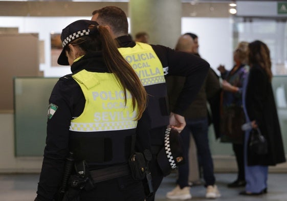 Compañeros de la Policía Local que detuvo a María León, este viernes en el juzgado de la Buhaira