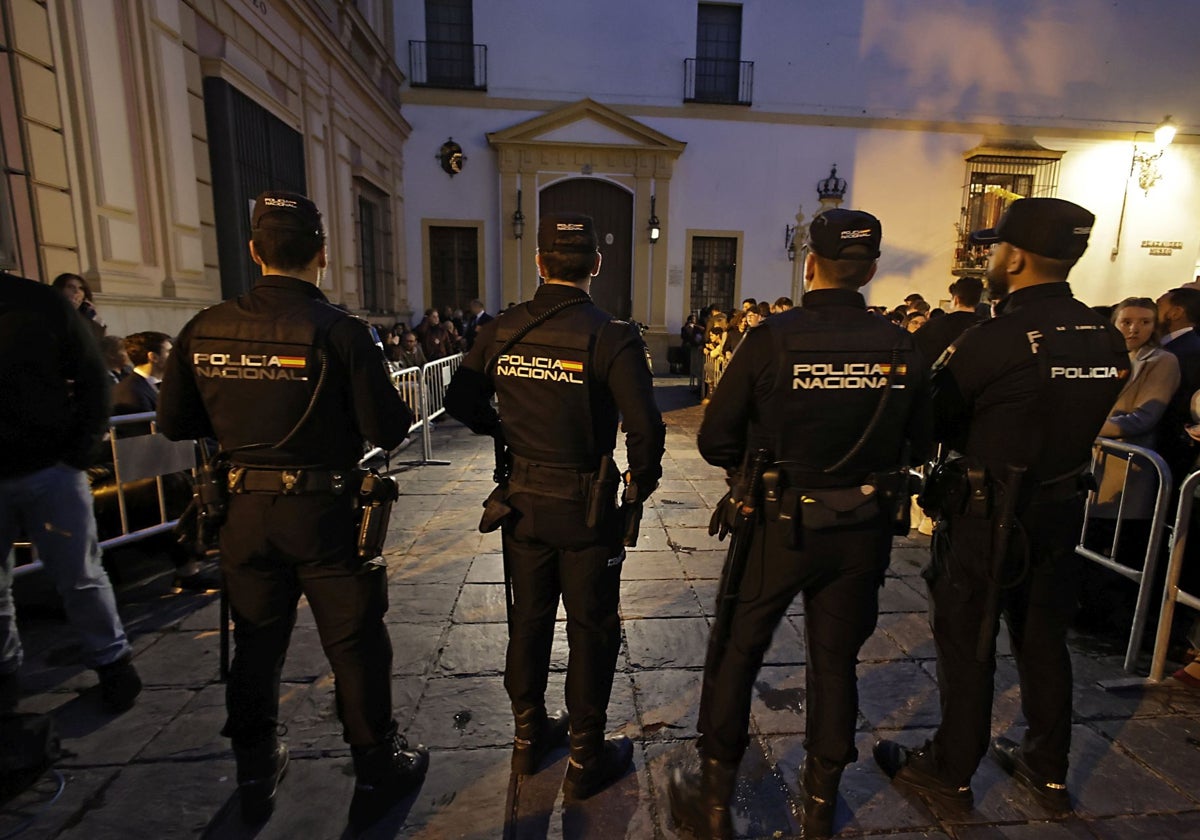 Varios agentes de la Policía Nacional en el dispositivo de salida de la hermandad del Museo