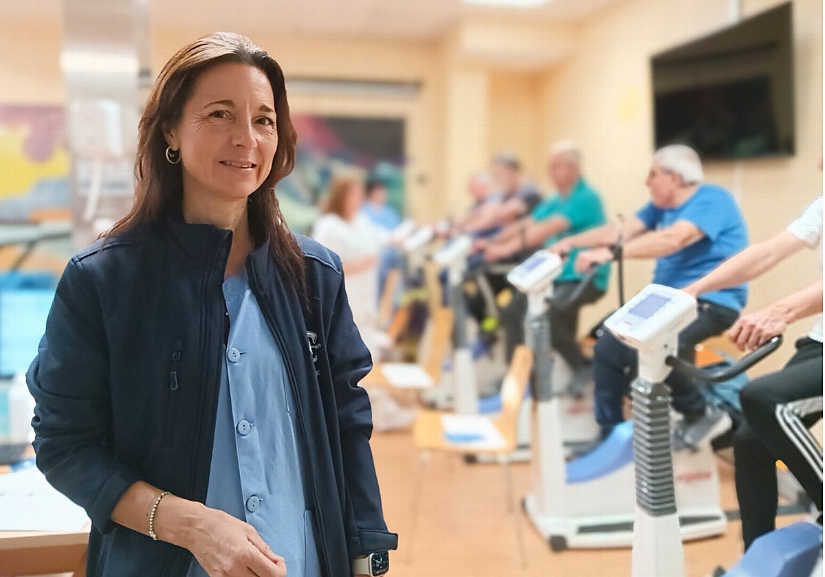 La cardióloga Mar Martínez Quesada en el gimnasio del Virgen Macarena de Sevilla con pacientes infartados