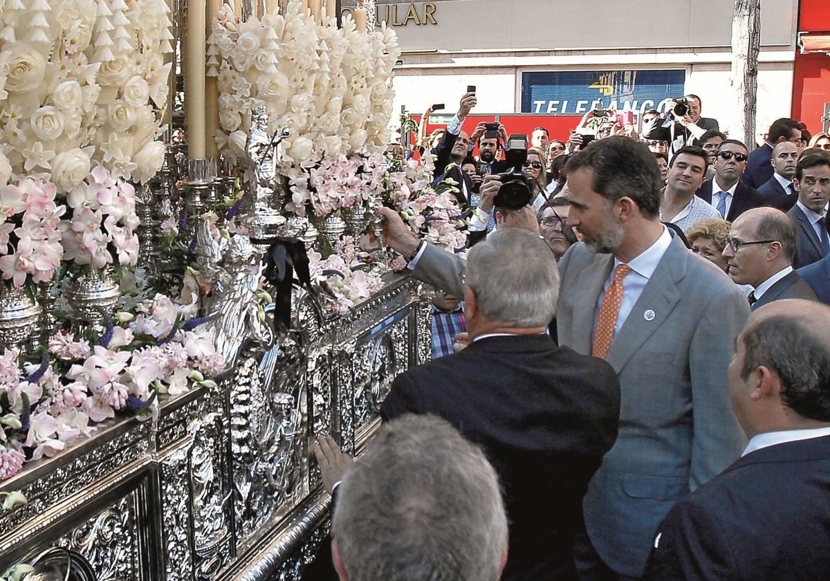 El rey Felipe VI llamando al paso de la Virgen del Rocío de la Redención