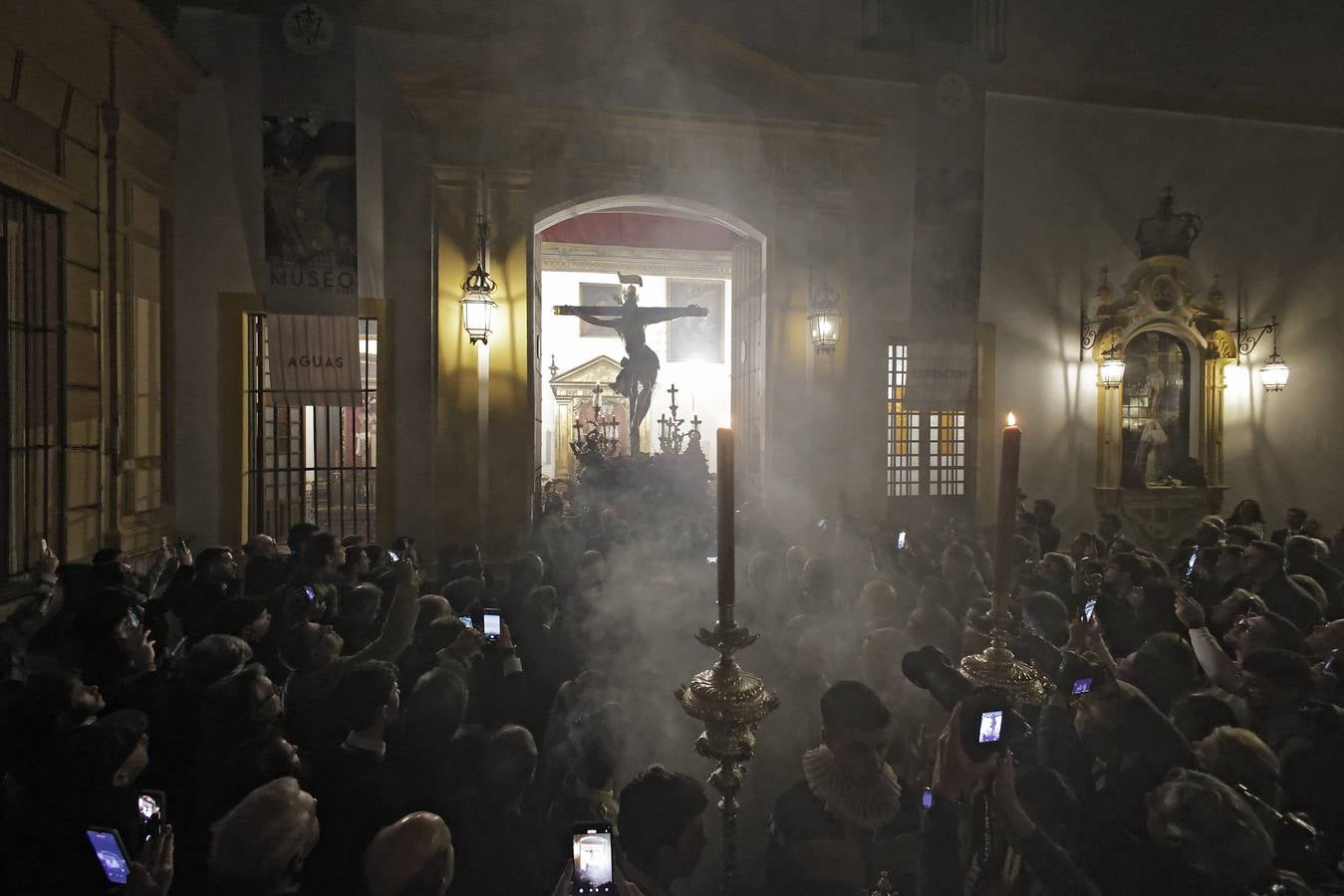 La imagen inédita del Señor erguido ha llamado a miles de sevillanos a acompañar el vía crucis de El Museo 