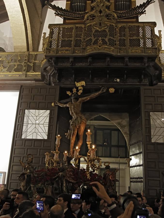 La imagen inédita del Señor erguido ha llamado a miles de sevillanos a acompañar el vía crucis de El Museo 