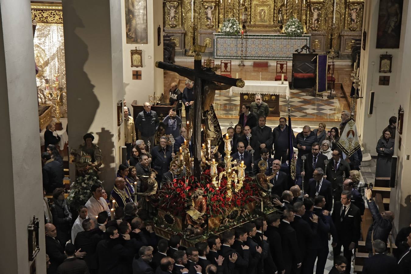 La imagen inédita del Señor erguido ha llamado a miles de sevillanos a acompañar el vía crucis de El Museo 