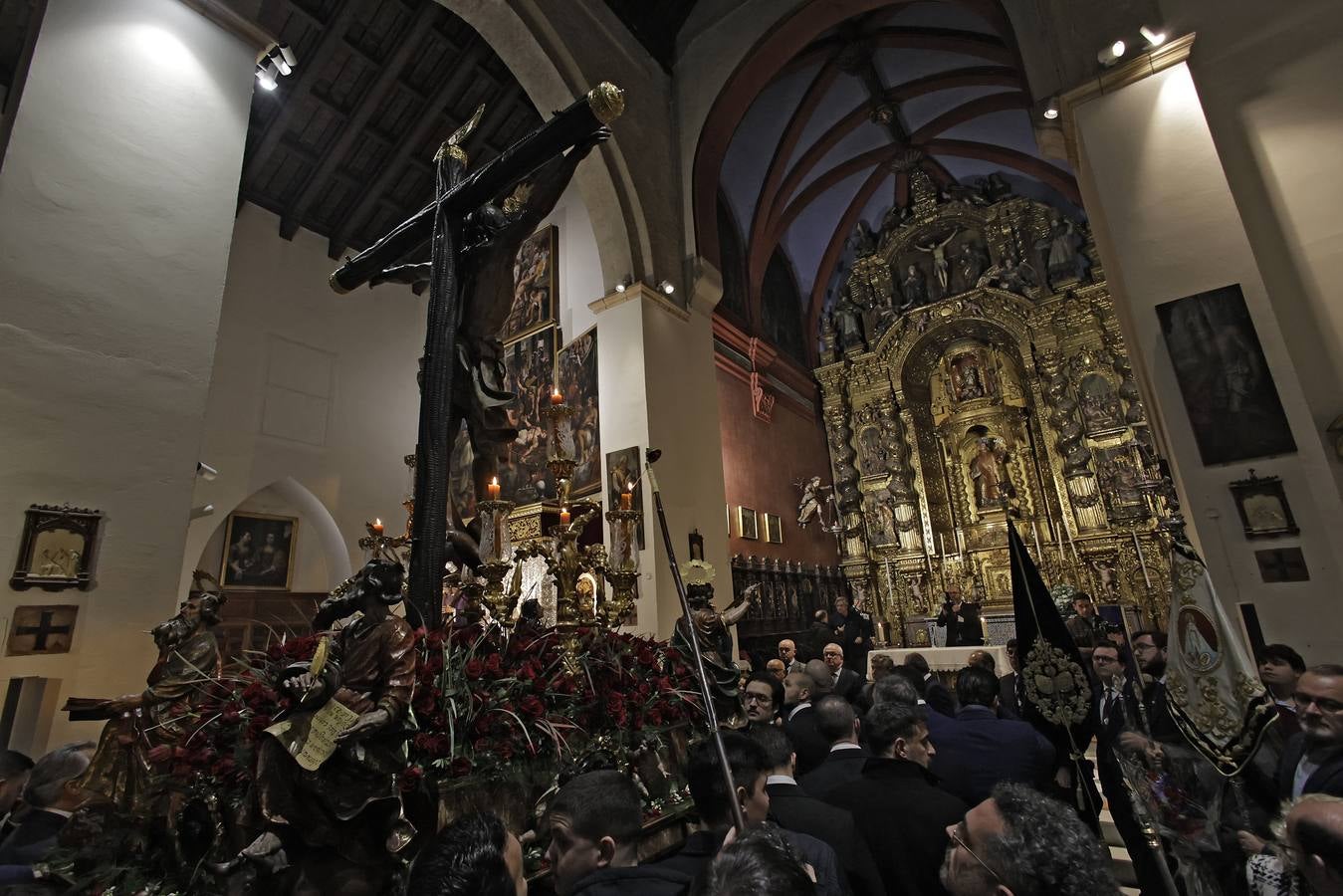 La imagen inédita del Señor erguido ha llamado a miles de sevillanos a acompañar el vía crucis de El Museo 