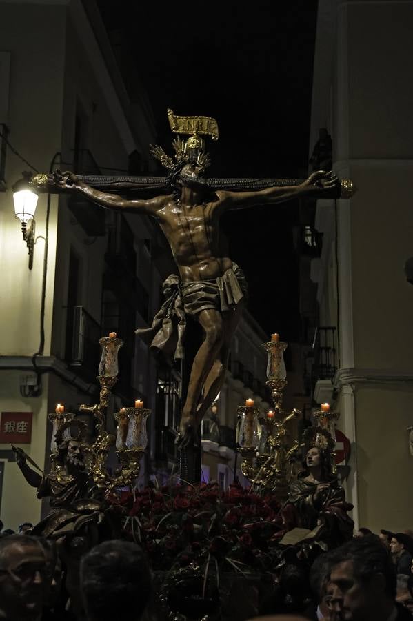 La imagen inédita del Señor erguido ha llamado a miles de sevillanos a acompañar el vía crucis de El Museo 