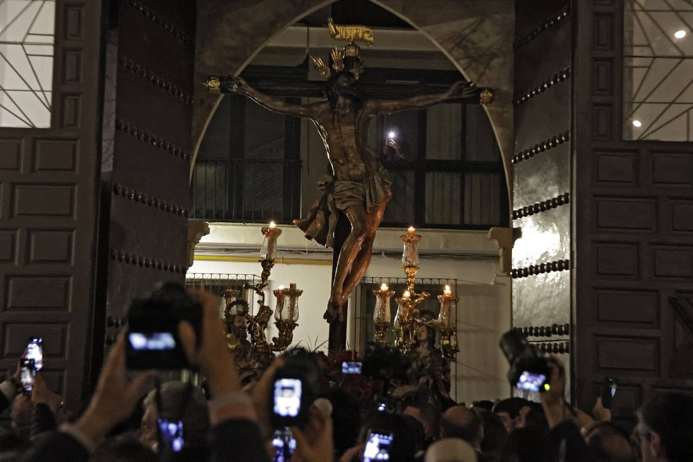 La imagen inédita del Señor erguido ha llamado a miles de sevillanos a acompañar el vía crucis de El Museo 