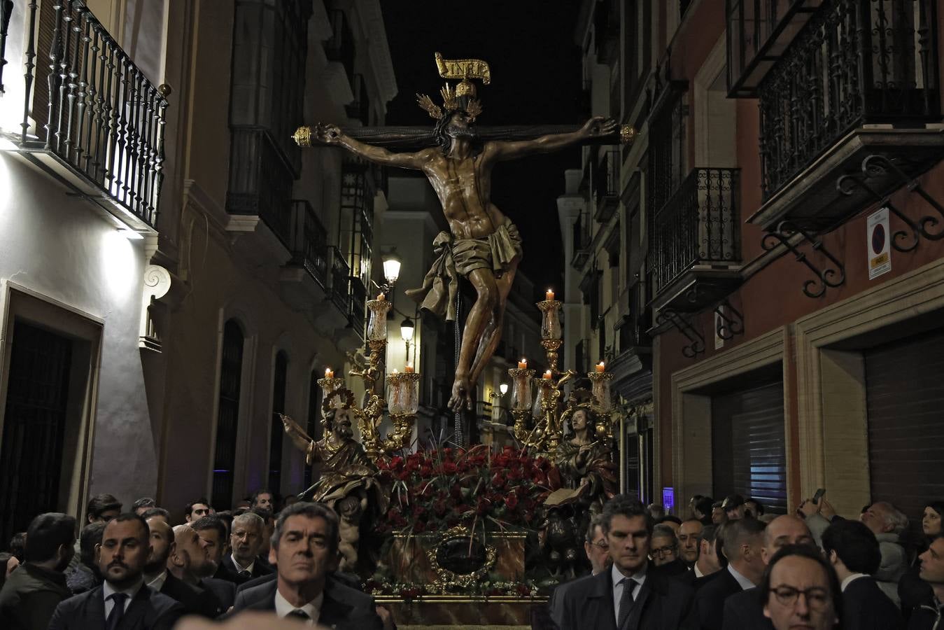 La imagen inédita del Señor erguido ha llamado a miles de sevillanos a acompañar el vía crucis de El Museo 