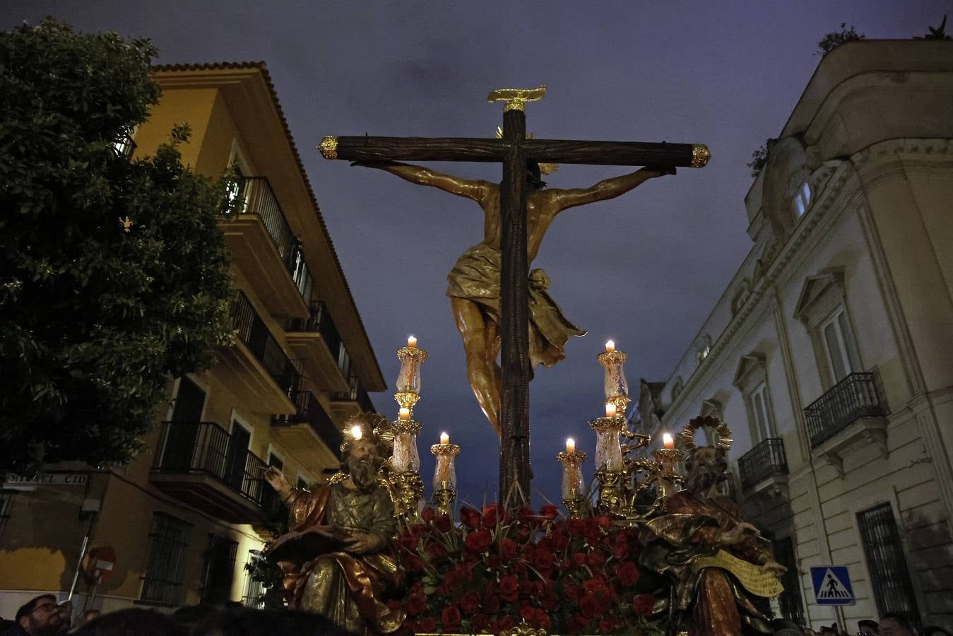 La imagen inédita del Señor erguido ha llamado a miles de sevillanos a acompañar el vía crucis de El Museo 