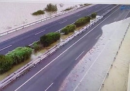 La inundación de la AP-4 Sevilla-Cádiz a la altura de las Cabezas de San Juan obliga a su corte total
