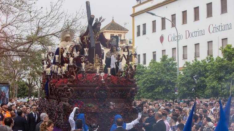 La Hermandad de la Misión recorre las calles de Heliópolis la tarde del Viernes de Dolores